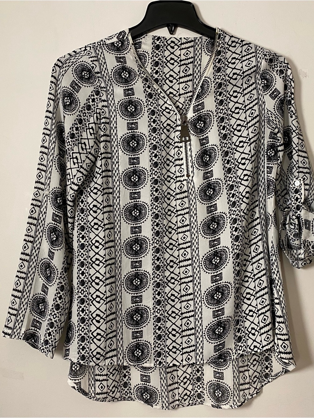 Black & White Geometric Print V-Neck Blouse